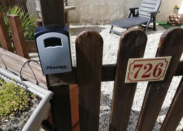 Le De La Maison Rouge Nyaraló *