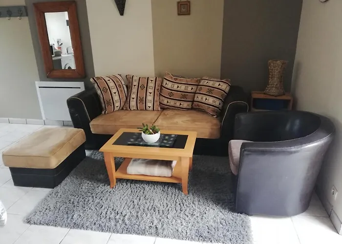 Le De La Maison Rouge Nyaraló *